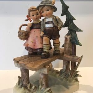 Goebel Hummel “On Our Way” 472